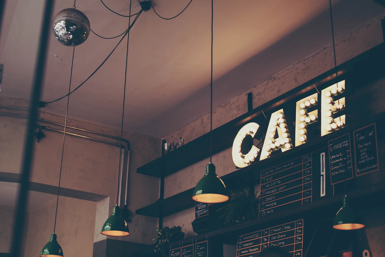 Interior kafe yang nyaman