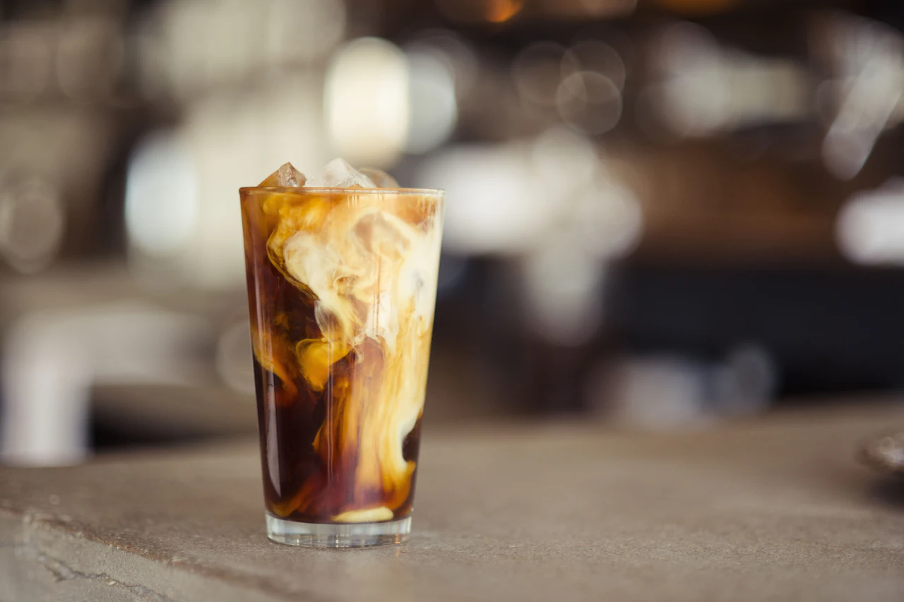 Barista menyeduh kopi